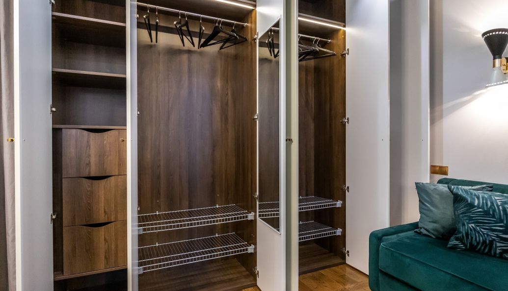 В интерьере